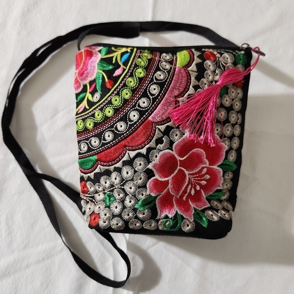Women's Detail Floral Embroidered Black Small Crossbody Shoulder Bag Lightweight - Picture 3 of 16